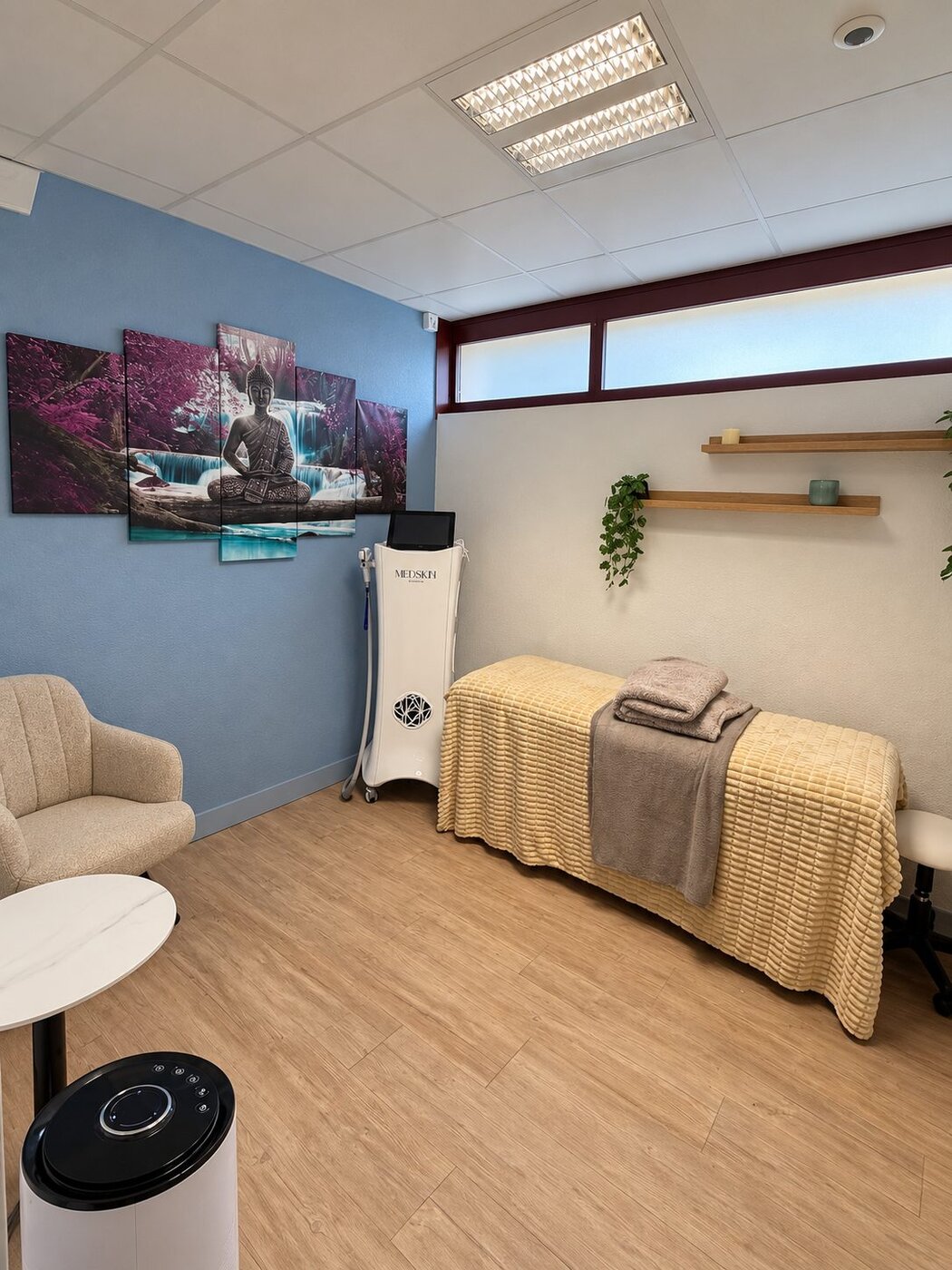 L'appareil MedSkin Precision installé juste à côté de la table de soin, dans la cabine